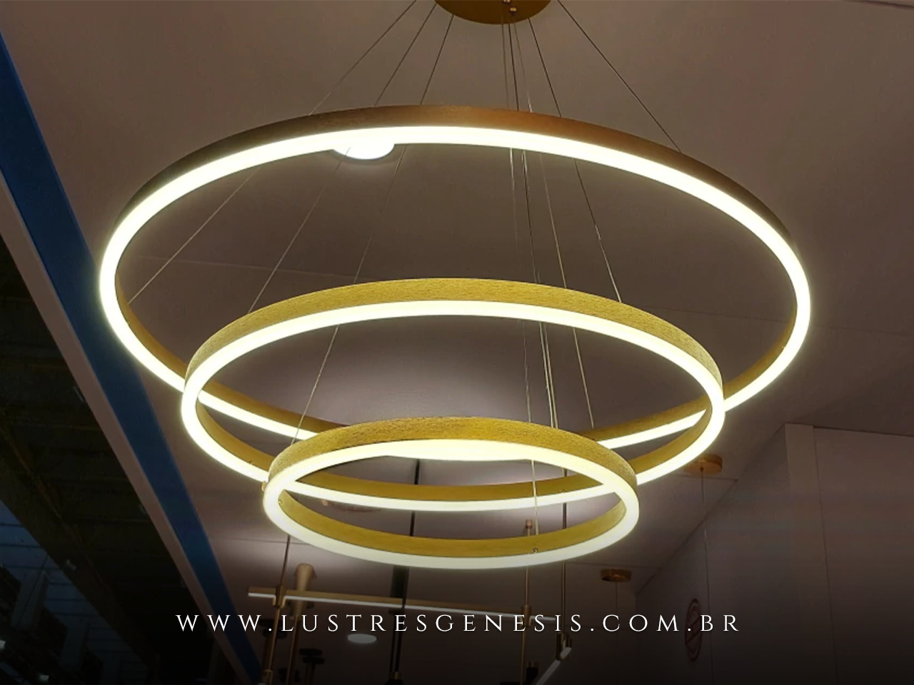 Lustre Pendente Aliance com três anéis dourados foscos, ideal para sala de jantar e sala de estar. Lustres Gêneiss loja online de Lustres e Iluminação Decorativa